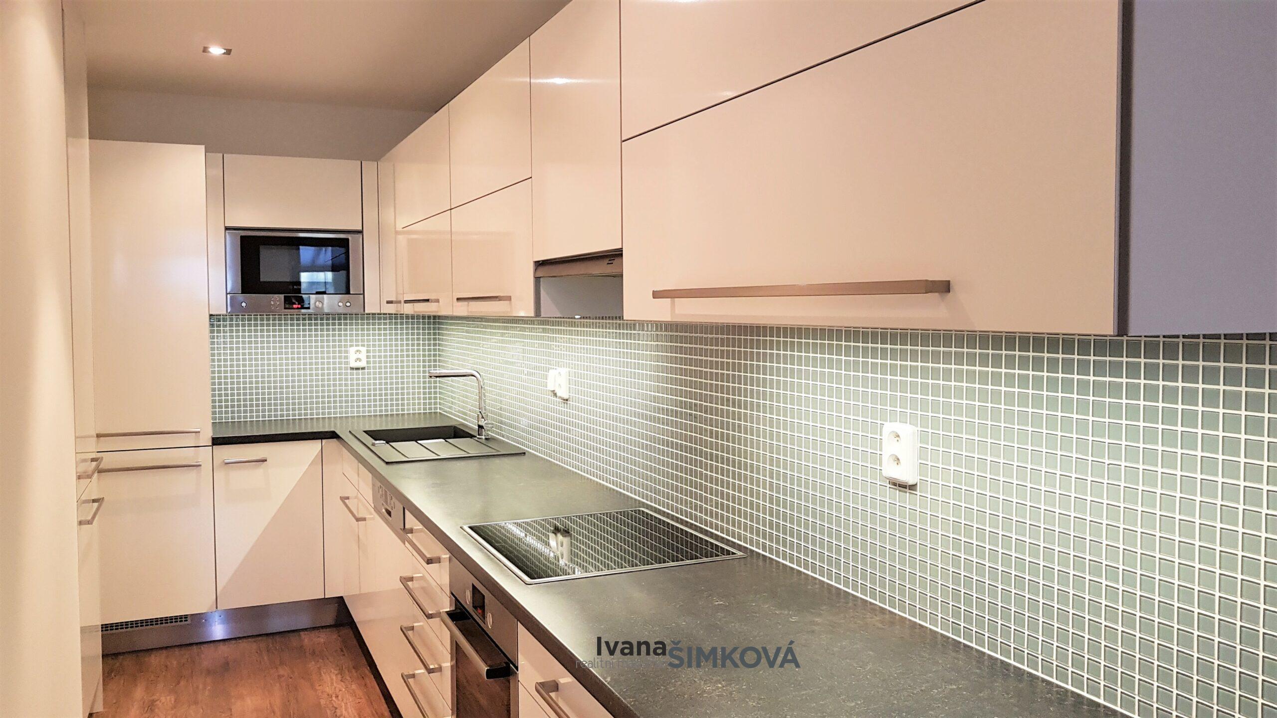 Pronájem světlého bytu po rekonstrukci 2+kk, ulice Římská, Praha 2 – Vinohrady
